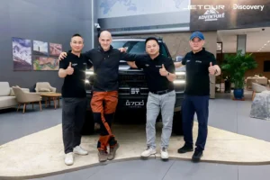 Mr. Li Xueyong, Vicepresidente Ejecutivo de Chery, y Mr. Ke Chuandeng, Presidente de JETOUR International, entregan la nueva G700 al explorador Ed Stafford.
